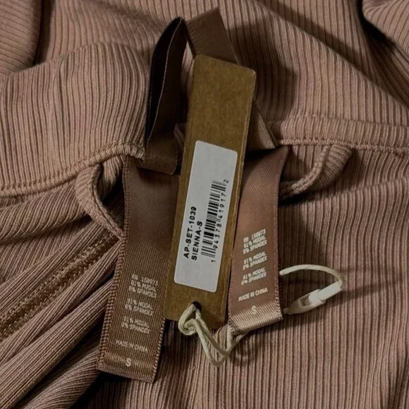 SKIMS Soft Lounge Sleep Set Team USA Sienna Small - Picture 14 of 16